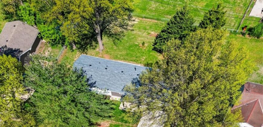 7810 NW Bluegrass Drive, Parkville, MO 64152