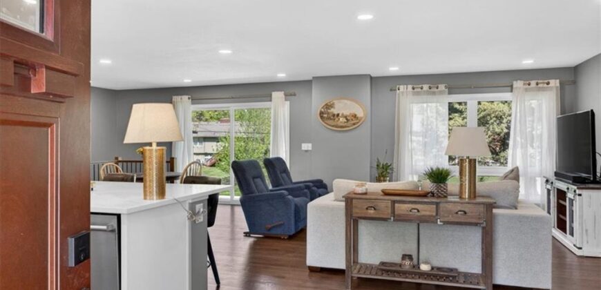 7810 NW Bluegrass Drive, Parkville, MO 64152