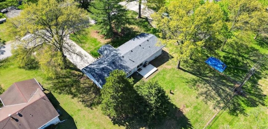 7810 NW Bluegrass Drive, Parkville, MO 64152