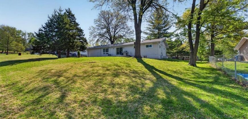 7810 NW Bluegrass Drive, Parkville, MO 64152