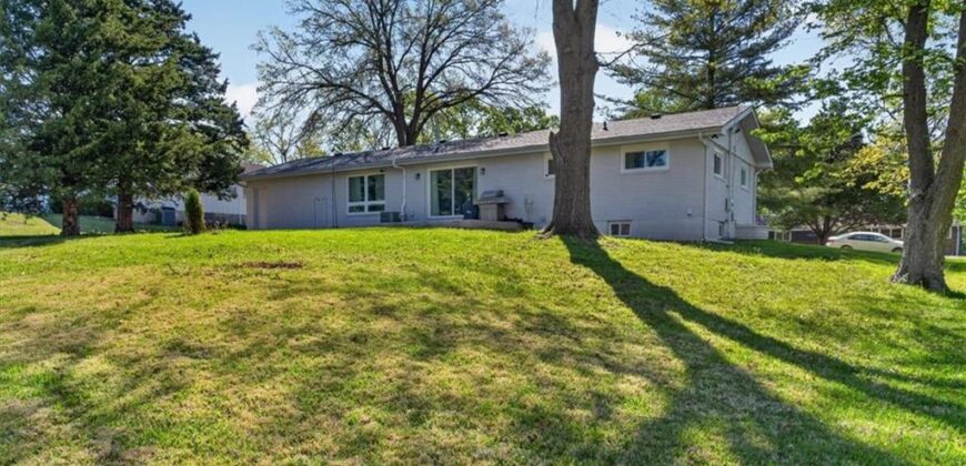 7810 NW Bluegrass Drive, Parkville, MO 64152