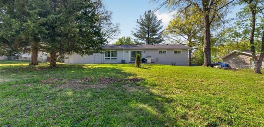 7810 NW Bluegrass Drive, Parkville, MO 64152