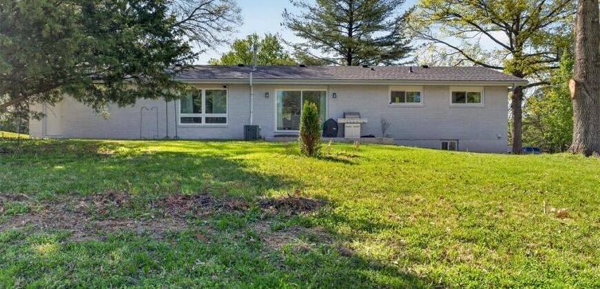 7810 NW Bluegrass Drive, Parkville, MO 64152