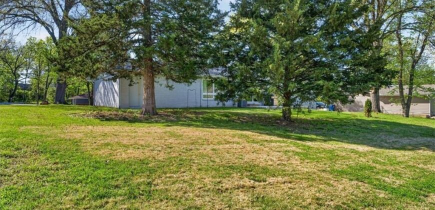 7810 NW Bluegrass Drive, Parkville, MO 64152