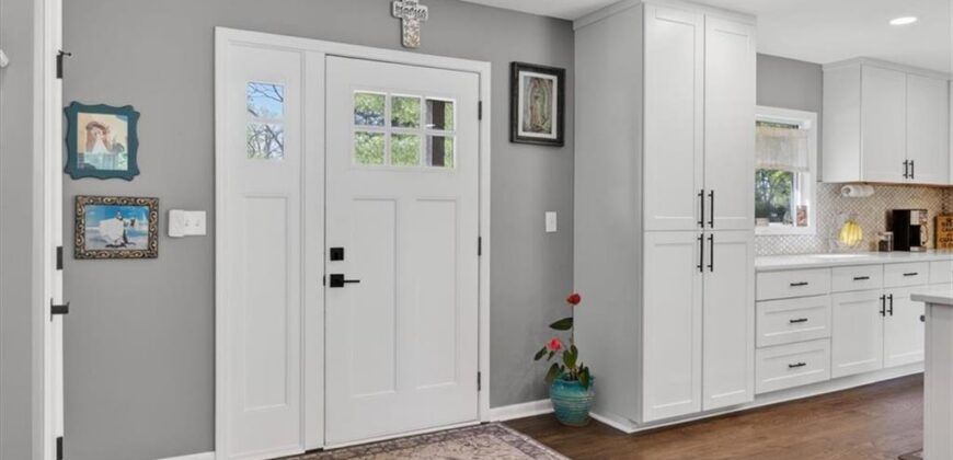 7810 NW Bluegrass Drive, Parkville, MO 64152