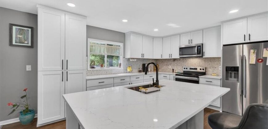 7810 NW Bluegrass Drive, Parkville, MO 64152