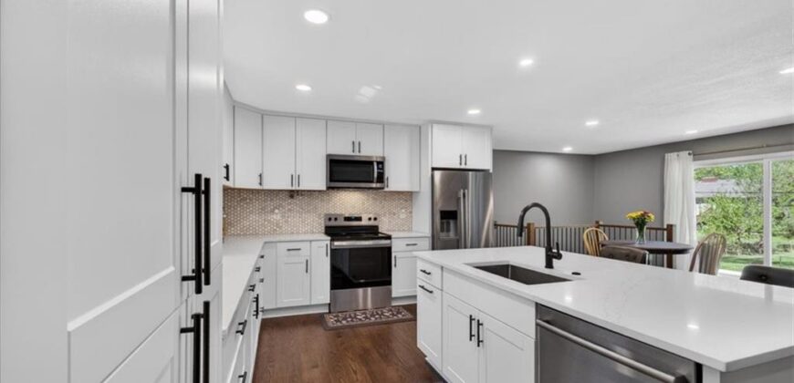 7810 NW Bluegrass Drive, Parkville, MO 64152