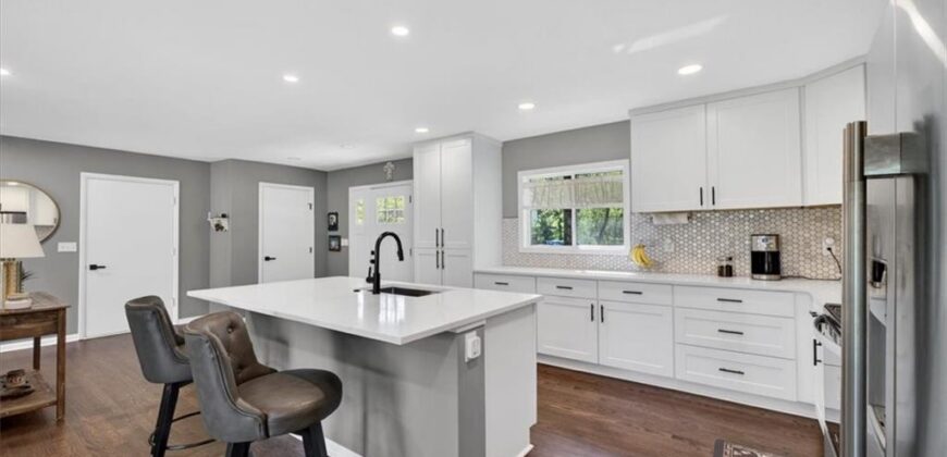 7810 NW Bluegrass Drive, Parkville, MO 64152