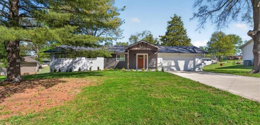 7810 NW Bluegrass Drive, Parkville, MO 64152