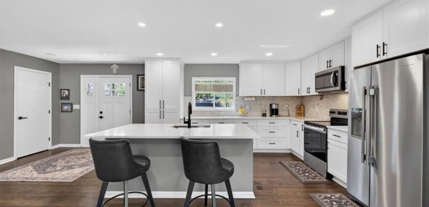 7810 NW Bluegrass Drive, Parkville, MO 64152