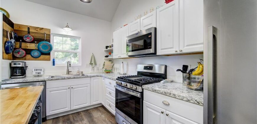 5716 NW Creekview Drive, Parkville, MO 64152