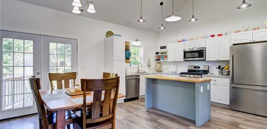 5716 NW Creekview Drive, Parkville, MO 64152