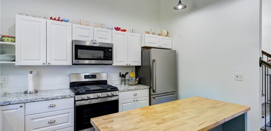 5716 NW Creekview Drive, Parkville, MO 64152