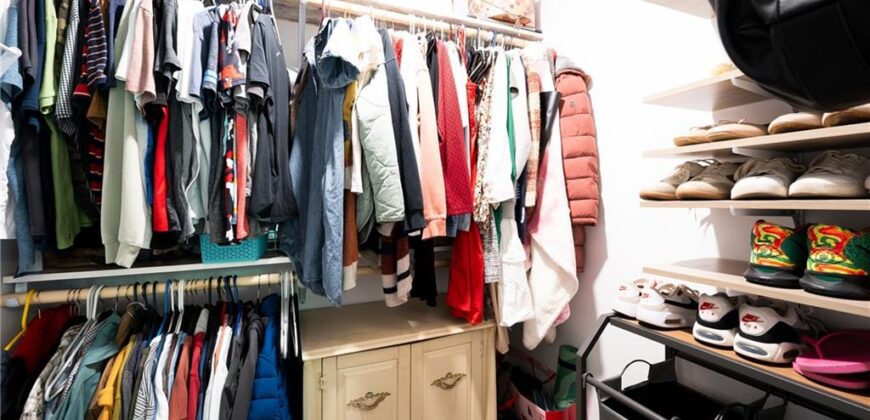 5716 NW Creekview Drive, Parkville, MO 64152