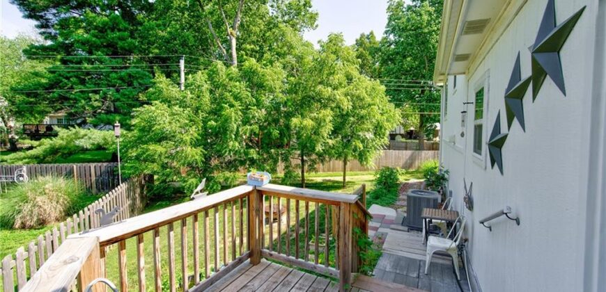 5716 NW Creekview Drive, Parkville, MO 64152