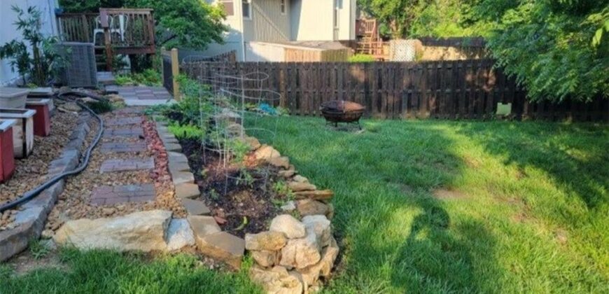 5716 NW Creekview Drive, Parkville, MO 64152