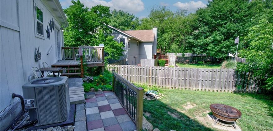 5716 NW Creekview Drive, Parkville, MO 64152