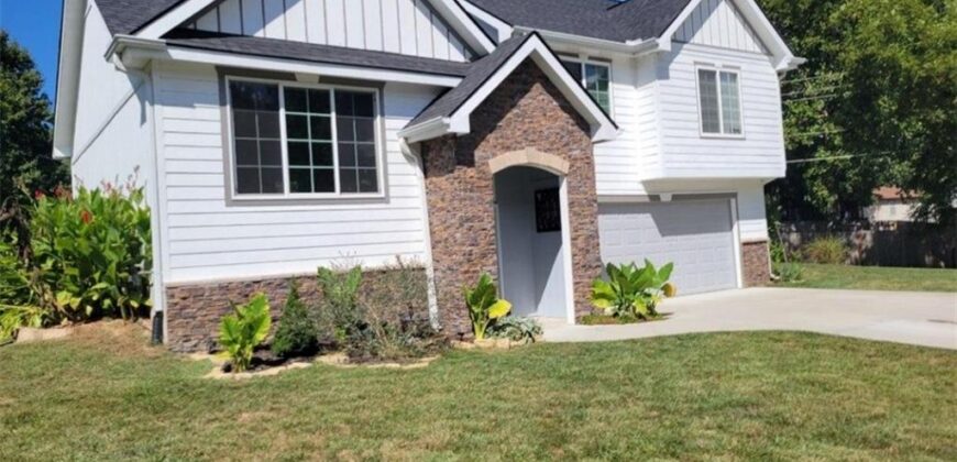 5716 NW Creekview Drive, Parkville, MO 64152