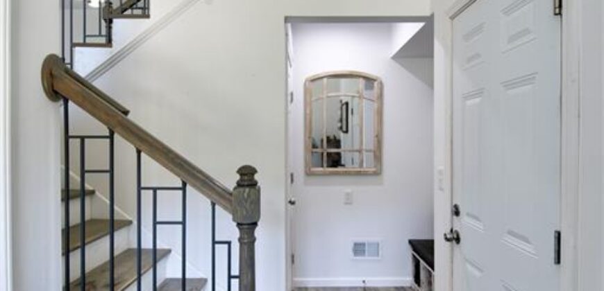 5716 NW Creekview Drive, Parkville, MO 64152