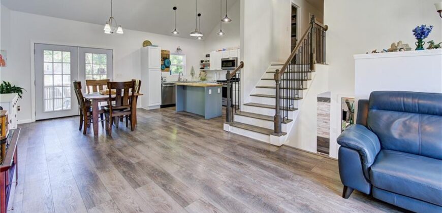 5716 NW Creekview Drive, Parkville, MO 64152