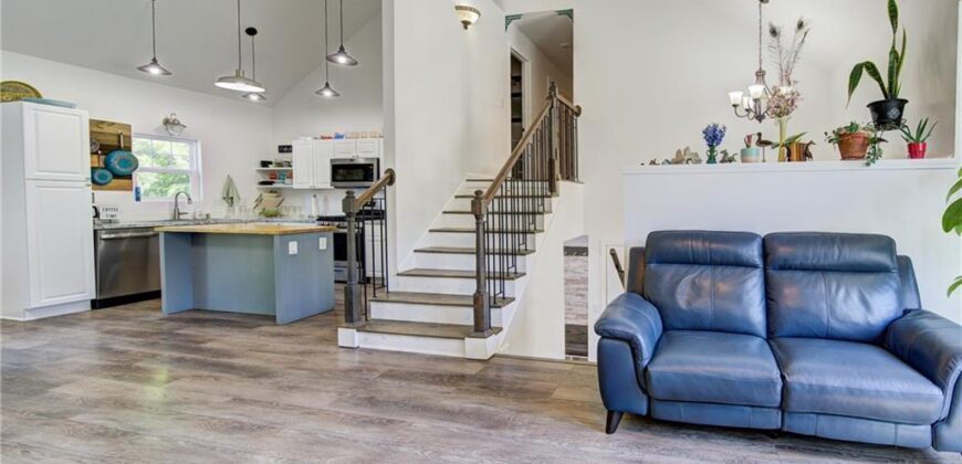 5716 NW Creekview Drive, Parkville, MO 64152