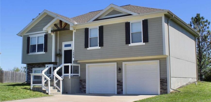 1206 Viola Street, Smithville, MO 64089