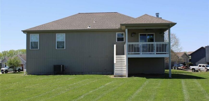 1206 Viola Street, Smithville, MO 64089