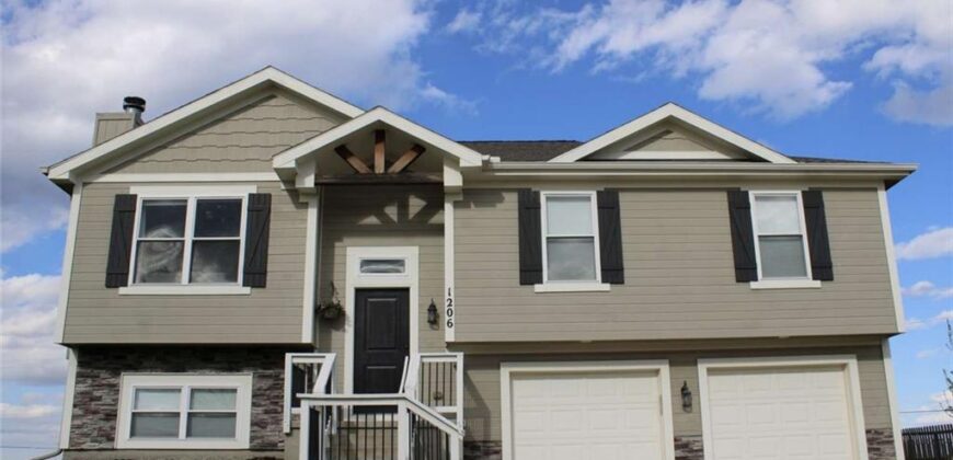 1206 Viola Street, Smithville, MO 64089