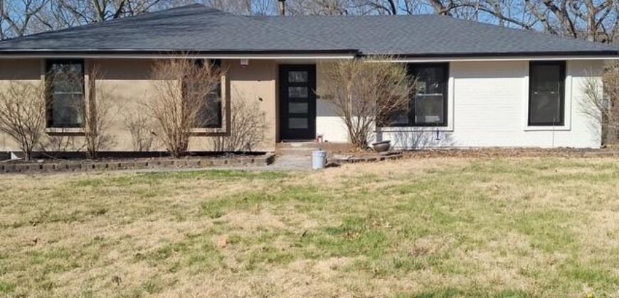 6832 NW Pleasant View Drive, Parkville, MO 64152