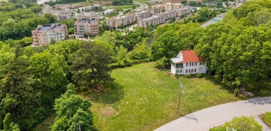 3832 N Briarcliff Road, Kansas City, MO 64116