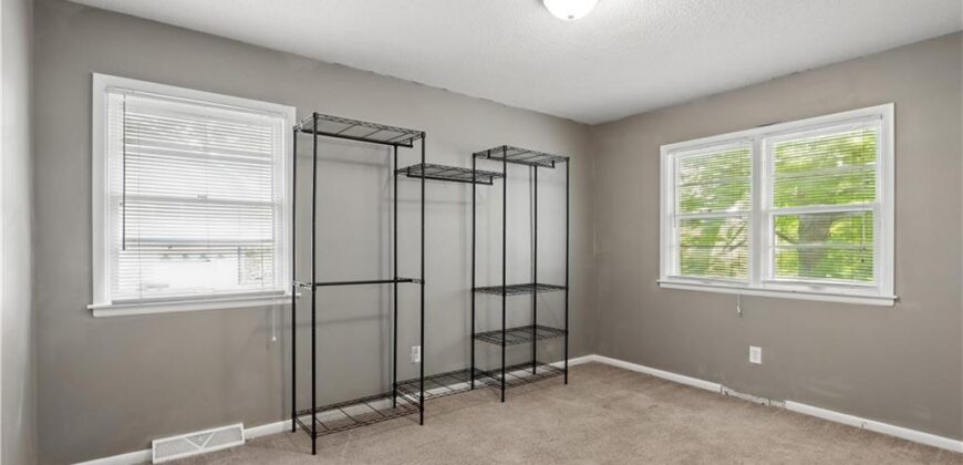 6155 NE Circle View Drive, Kansas City, MO 64118