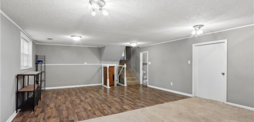 6155 NE Circle View Drive, Kansas City, MO 64118