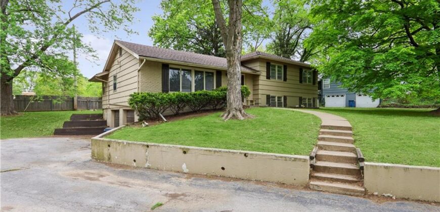 6155 NE Circle View Drive, Kansas City, MO 64118