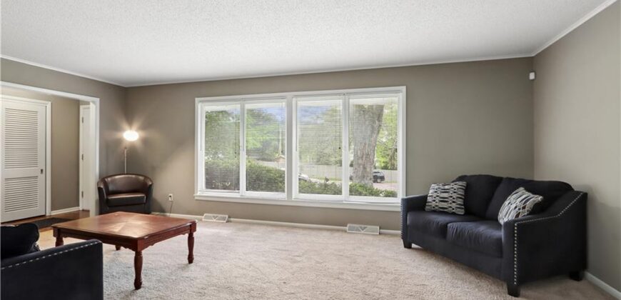 6155 NE Circle View Drive, Kansas City, MO 64118