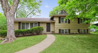 6155 NE Circle View Drive, Kansas City, MO 64118