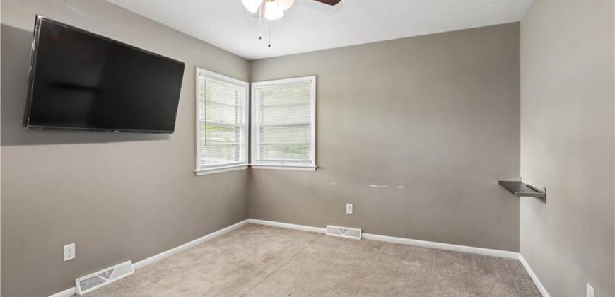 6155 NE Circle View Drive, Kansas City, MO 64118