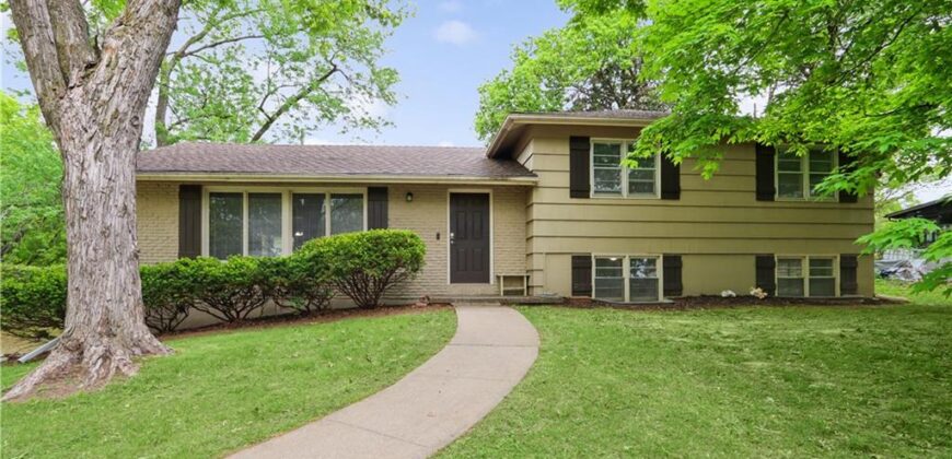 6155 NE Circle View Drive, Kansas City, MO 64118