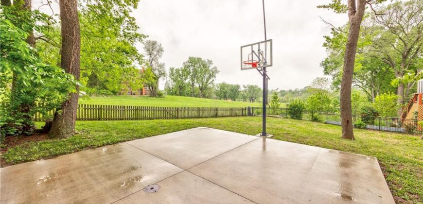 1172 WHITE OAK Lane, Liberty, MO 64068