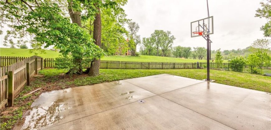 1172 WHITE OAK Lane, Liberty, MO 64068