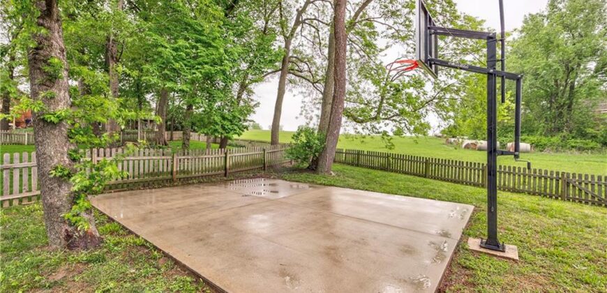 1172 WHITE OAK Lane, Liberty, MO 64068