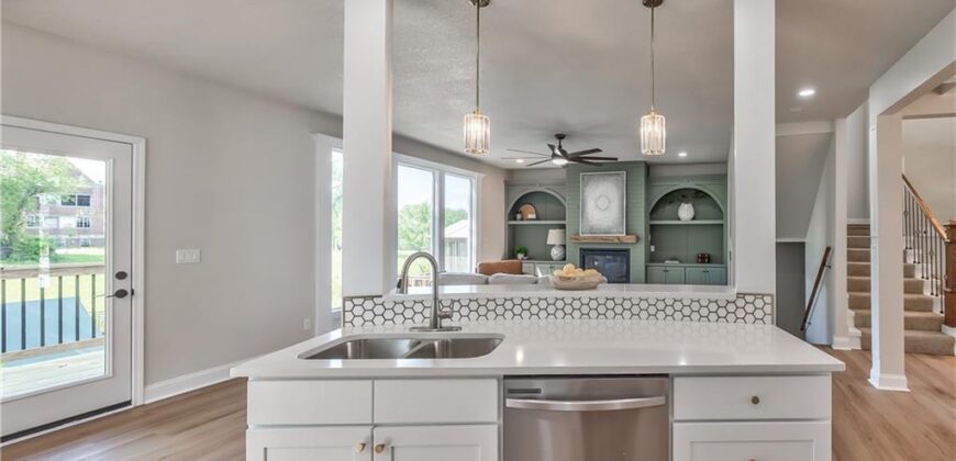1172 WHITE OAK Lane, Liberty, MO 64068