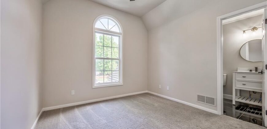 1172 WHITE OAK Lane, Liberty, MO 64068