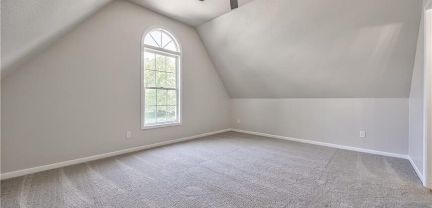 1172 WHITE OAK Lane, Liberty, MO 64068