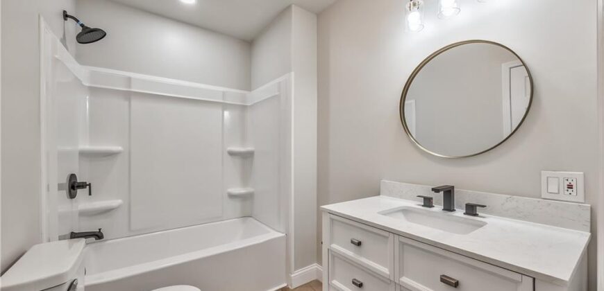 1172 WHITE OAK Lane, Liberty, MO 64068