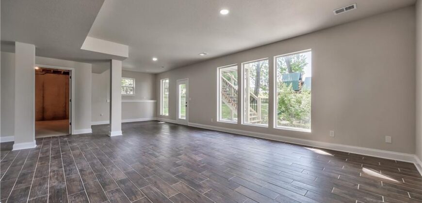 1172 WHITE OAK Lane, Liberty, MO 64068