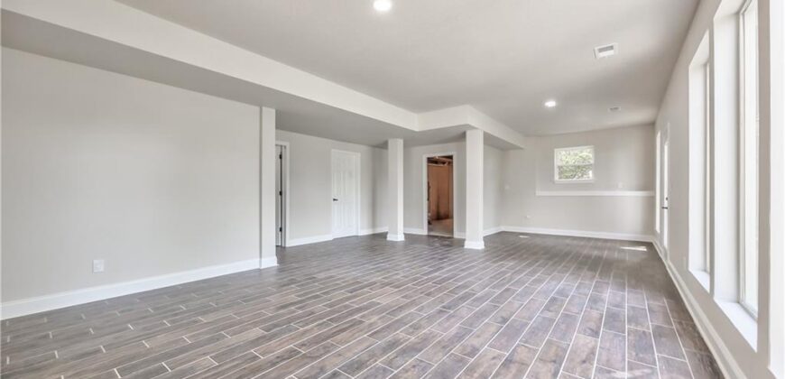 1172 WHITE OAK Lane, Liberty, MO 64068
