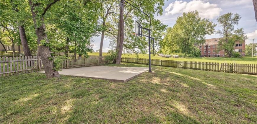 1172 WHITE OAK Lane, Liberty, MO 64068