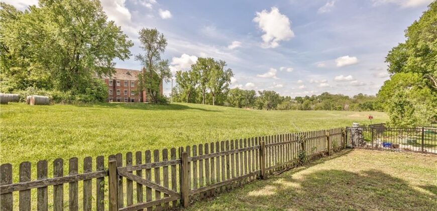 1172 WHITE OAK Lane, Liberty, MO 64068