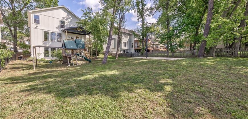 1172 WHITE OAK Lane, Liberty, MO 64068