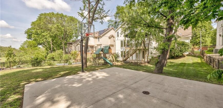 1172 WHITE OAK Lane, Liberty, MO 64068